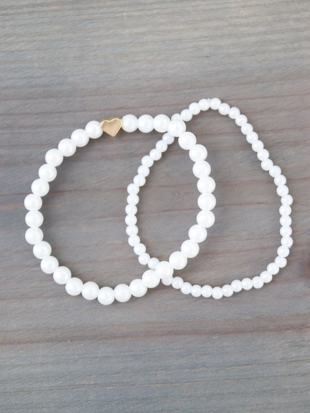 2pcs Stackable White Pearl Beads Chain with Gold Heart Charm Bracelet Stretchabl